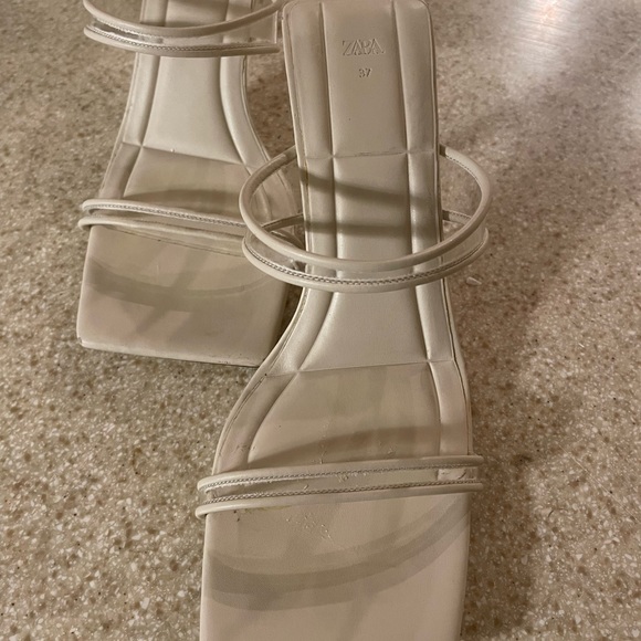 Zara, cream, wore two times. Too big for my narrow foot. Size 6 1/3-Euro 37. - Picture 4 of 10